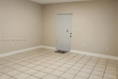 Villa ou maison à louer à Hallandale Beach, Floride: 3 chambres, 413.23 m2 № 2047929 - photo 21