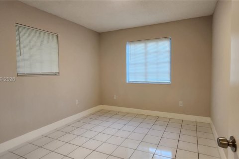 Villa ou maison à louer à Hallandale Beach, Floride: 3 chambres, 413.23 m2 № 2047929 - photo 12