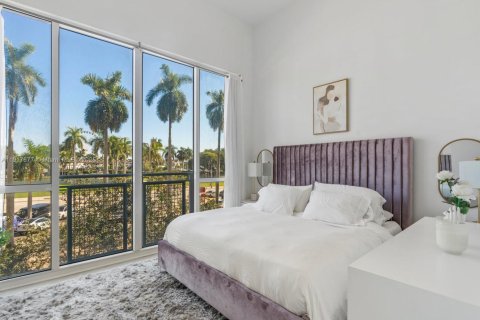 Condominio en alquiler en Miami, Florida, 1 dormitorio, 92.9 m2 № 1972318 - foto 19
