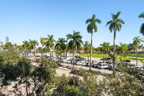 Condominio en alquiler en Miami, Florida, 1 dormitorio, 92.9 m2 № 1972318 - foto 26