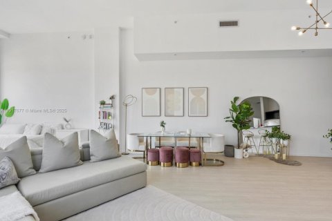 Condominio en alquiler en Miami, Florida, 1 dormitorio, 92.9 m2 № 1972318 - foto 4