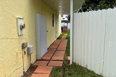 Commercial property in Miami, Florida 1 bedroom, 131.36 sq.m. № 1809525 - photo 10