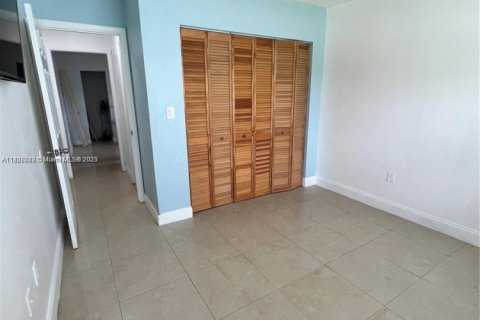Commercial property in Miami, Florida 1 bedroom, 131.36 sq.m. № 1809525 - photo 9