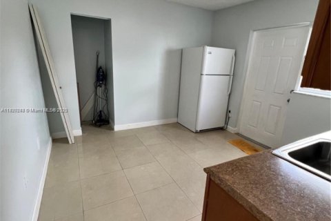 Commercial property in Miami, Florida 1 bedroom, 131.36 sq.m. № 1809525 - photo 4