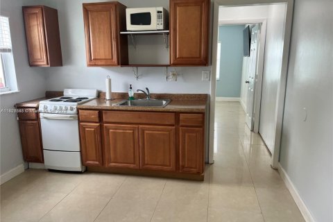Commercial property in Miami, Florida 1 bedroom, 131.36 sq.m. № 1809525 - photo 1
