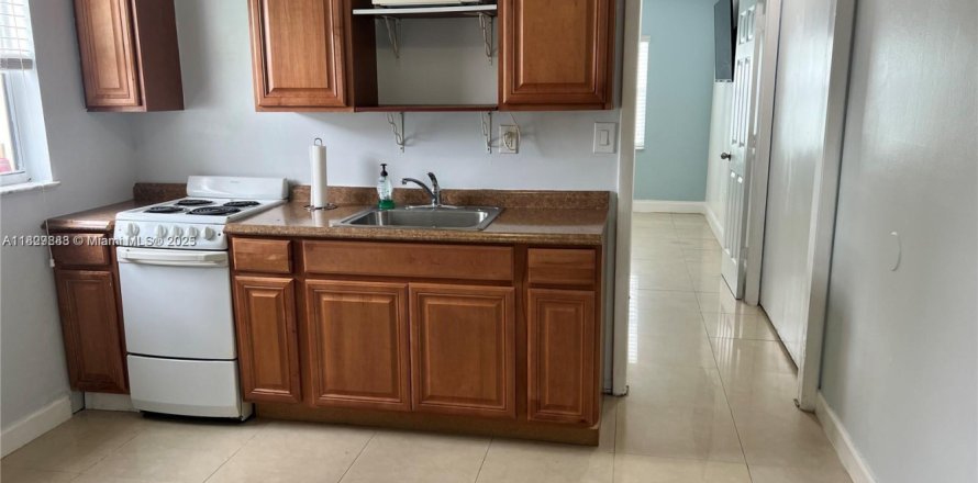 Commercial property in Miami, Florida 1 bedroom, 131.36 sq.m. № 1809525