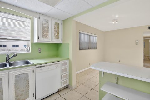 Copropriété à vendre à Hollywood, Floride: 2 chambres, 100.15 m2 № 1970346 - photo 10