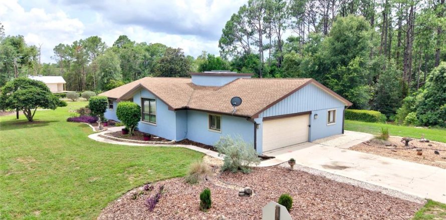 House in Dunnellon, Florida 3 bedrooms, 195.47 sq.m. № 2196309