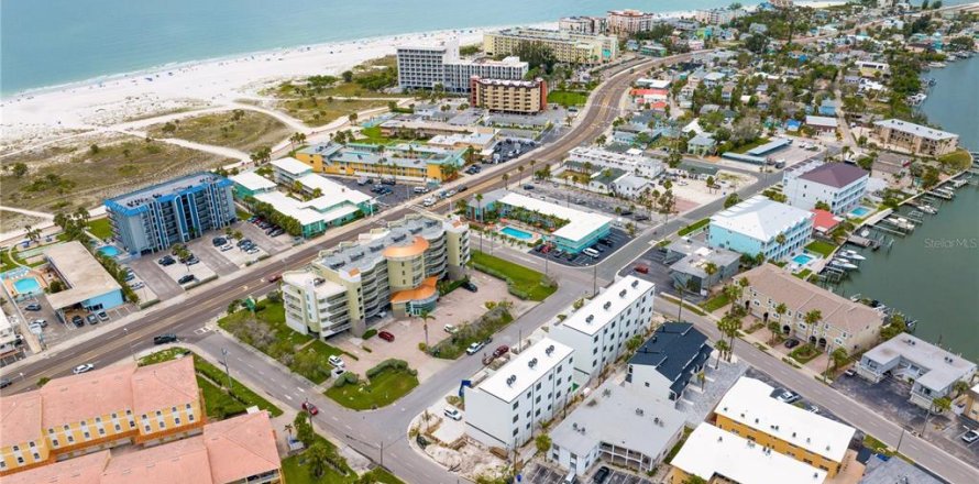 Adosado en Treasure Island, Florida 5 dormitorios, 244.7 m2 № 1822863