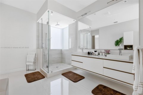 Casa en venta en Doral, Florida, 5 dormitorios, 328.6 m2 № 1956332 - foto 17