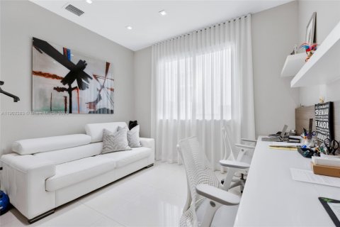 Casa en venta en Doral, Florida, 5 dormitorios, 328.6 m2 № 1956332 - foto 10