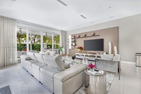 Casa en venta en Doral, Florida, 5 dormitorios, 328.6 m2 № 1956332 - foto 7