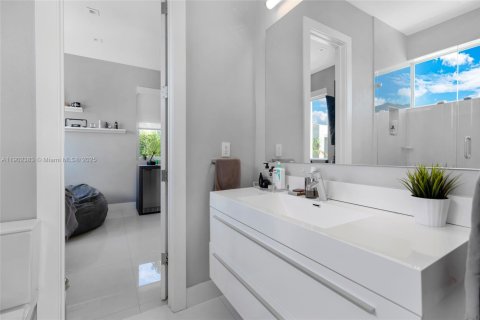 Casa en venta en Doral, Florida, 5 dormitorios, 328.6 m2 № 1956332 - foto 25