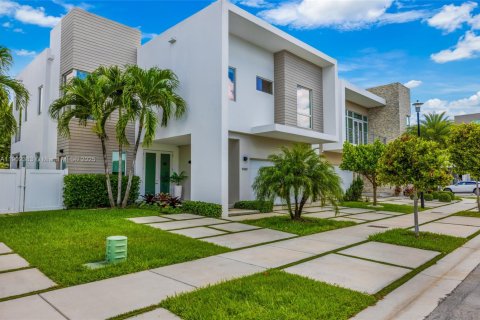 Casa en venta en Doral, Florida, 5 dormitorios, 328.6 m2 № 1956332 - foto 1
