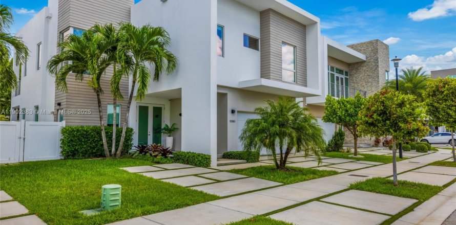 Casa en Doral, Florida 5 dormitorios, 328.6 m2 № 1956332
