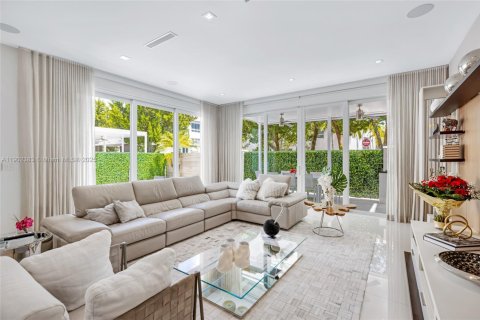 Casa en venta en Doral, Florida, 5 dormitorios, 328.6 m2 № 1956332 - foto 8