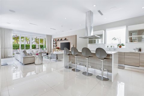 Casa en venta en Doral, Florida, 5 dormitorios, 328.6 m2 № 1956332 - foto 5