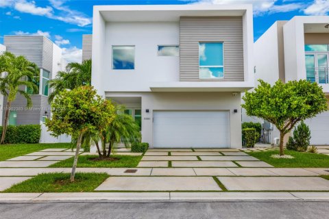 Casa en venta en Doral, Florida, 5 dormitorios, 328.6 m2 № 1956332 - foto 2