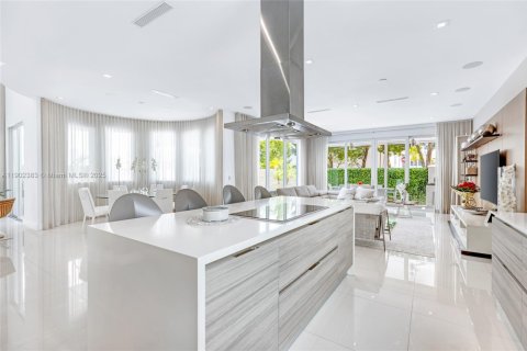 Casa en venta en Doral, Florida, 5 dormitorios, 328.6 m2 № 1956332 - foto 6