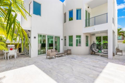 Casa en venta en Doral, Florida, 5 dormitorios, 328.6 m2 № 1956332 - foto 28