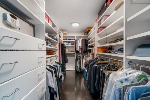 House in Miami, Florida 5 bedrooms, 412.67 sq.m. № 2040166 - photo 9