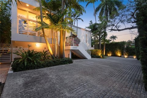 House in Miami, Florida 5 bedrooms, 412.67 sq.m. № 2040166