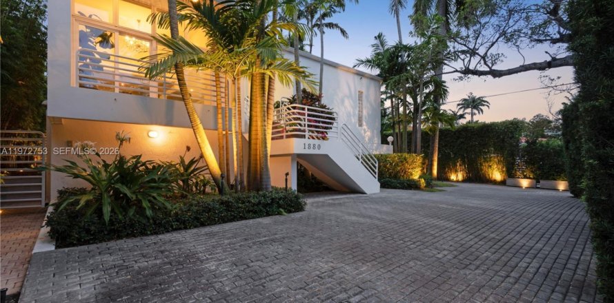 House in Miami, Florida 5 bedrooms, 412.67 sq.m. № 2040166
