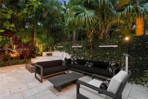 House in Miami, Florida 5 bedrooms, 412.67 sq.m. № 2040166 - photo 15