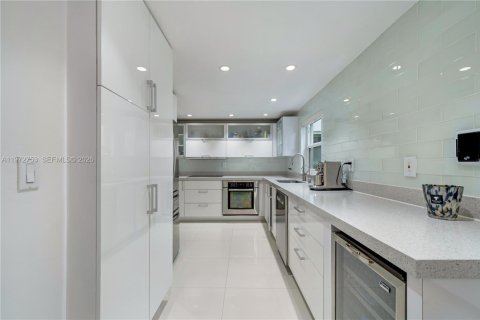 House in Miami, Florida 5 bedrooms, 412.67 sq.m. № 2040166 - photo 5