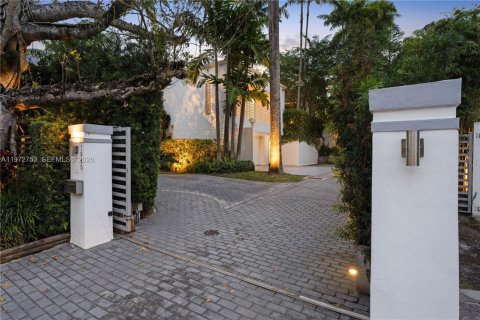 House in Miami, Florida 5 bedrooms, 412.67 sq.m. № 2040166 - photo 13