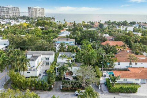 House in Miami, Florida 5 bedrooms, 412.67 sq.m. № 2040166 - photo 17