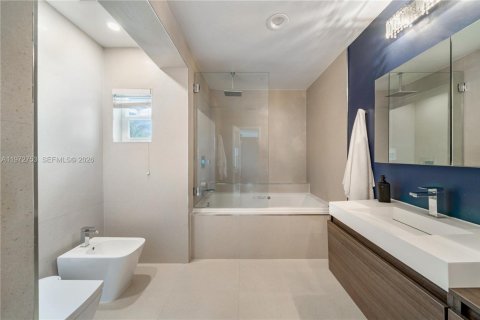 House in Miami, Florida 5 bedrooms, 412.67 sq.m. № 2040166 - photo 7
