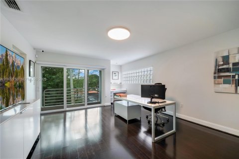House in Miami, Florida 5 bedrooms, 412.67 sq.m. № 2040166 - photo 8