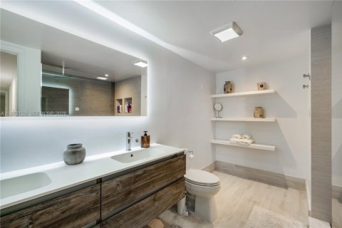 House in Miami, Florida 5 bedrooms, 412.67 sq.m. № 2040166 - photo 11