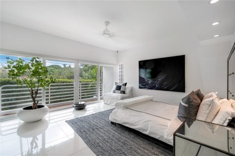 House in Miami, Florida 5 bedrooms, 412.67 sq.m. № 2040166 - photo 6