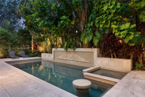 House in Miami, Florida 5 bedrooms, 412.67 sq.m. № 2040166 - photo 2