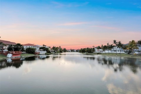 Casa en venta en Miami Lakes, Florida, 5 dormitorios, 331.57 m2 № 1956278 - foto 24