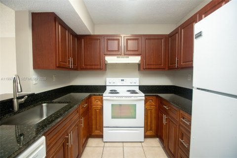 Apartment in Pembroke Pines, Florida 2 bedrooms, 94.39 sq.m. № 2076111