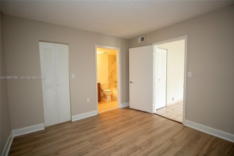 Apartment in Pembroke Pines, Florida 2 bedrooms, 94.39 sq.m. № 2076111 - photo 8
