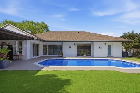 House in Sunrise, Florida 3 bedrooms, 167.87 sq.m. № 2062368