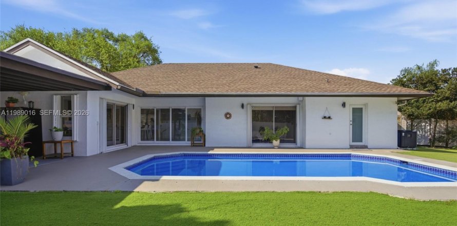 House in Sunrise, Florida 3 bedrooms, 167.87 sq.m. № 2062368