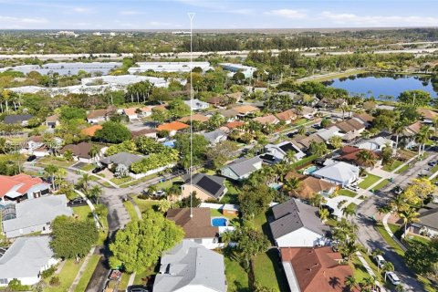 House in Sunrise, Florida 3 bedrooms, 167.87 sq.m. № 2062368 - photo 11