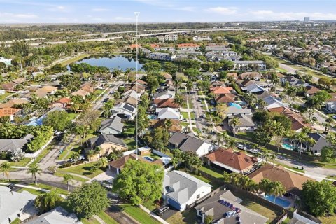 House in Sunrise, Florida 3 bedrooms, 167.87 sq.m. № 2062368 - photo 10