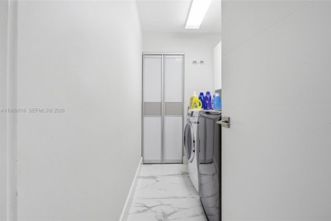 House in Sunrise, Florida 3 bedrooms, 167.87 sq.m. № 2062368 - photo 18