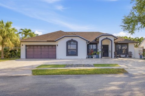 House in Sunrise, Florida 3 bedrooms, 167.87 sq.m. № 2062368 - photo 2