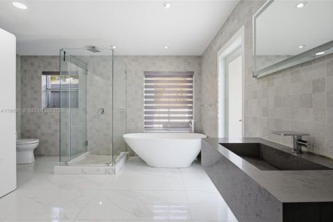 House in Sunrise, Florida 3 bedrooms, 167.87 sq.m. № 2062368 - photo 20