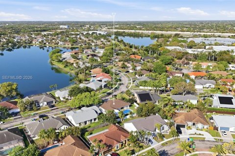 House in Sunrise, Florida 3 bedrooms, 167.87 sq.m. № 2062368 - photo 12