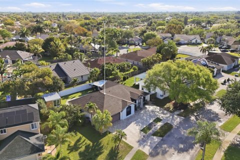 House in Sunrise, Florida 3 bedrooms, 167.87 sq.m. № 2062368 - photo 14