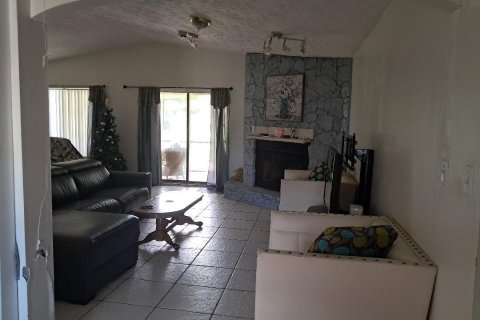 House in Port St. Lucie, Florida 3 bedrooms, 177.81 sq.m. № 2244048 - photo 4