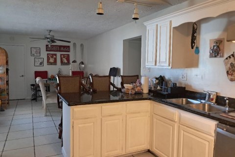 House in Port St. Lucie, Florida 3 bedrooms, 177.81 sq.m. № 2244048 - photo 6